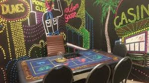 Gambaran ruang hiburan casino dan live games yang interaktif